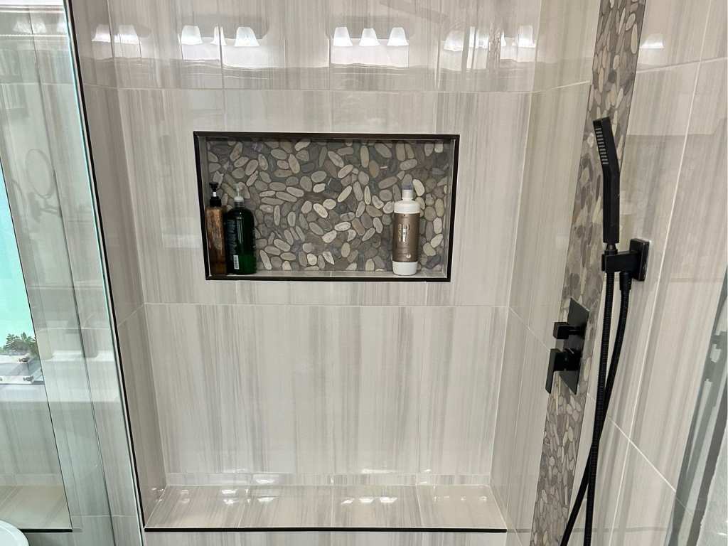 Detalle de acabados en reforma de vivienda en Camposol