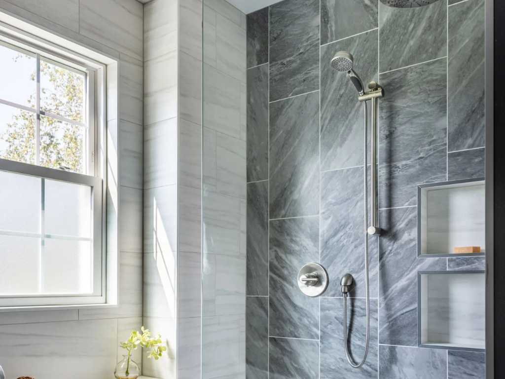 Detalle de alicatado en reforma de baño en Camposol