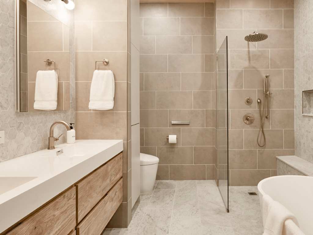 Reforma de baño en Camposol: acabado moderno y limpio