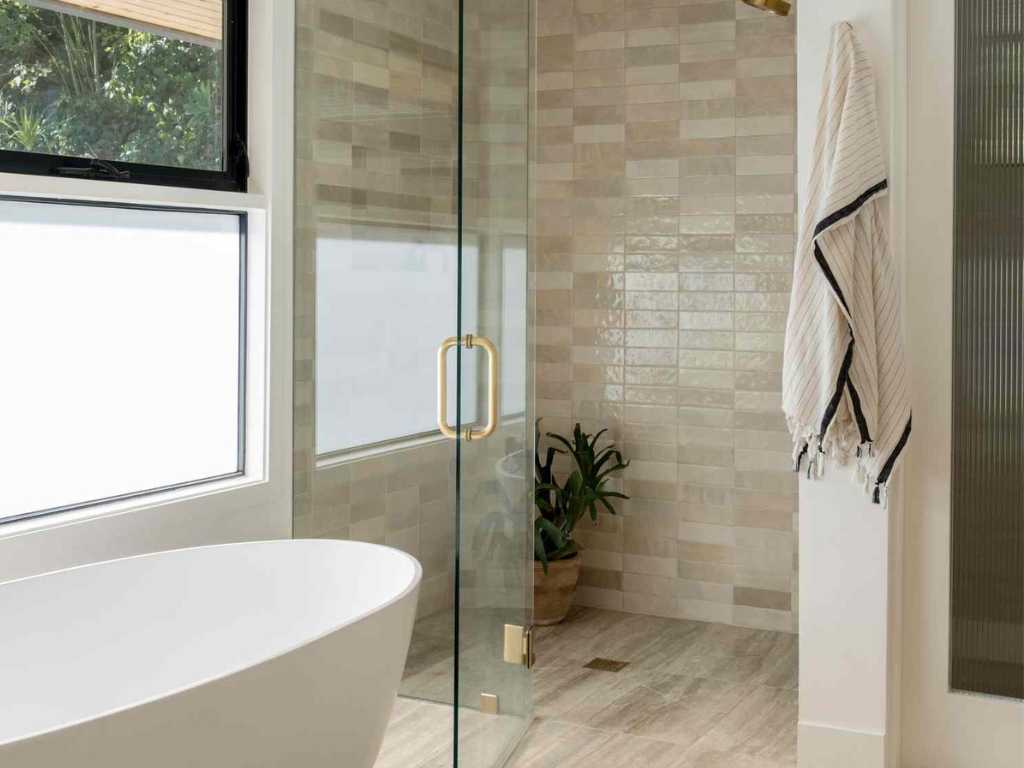 Reforma completa de baño en Camposol con acabados modernos